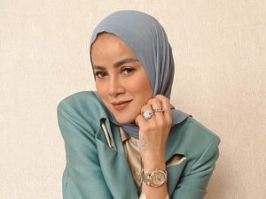 Olla Ramlan belum lama ini hebohkan karena aksinya yang tidak memakai hijab di depan umum yang dikelilingi banyak pria yang bukan muhrimnya.