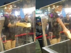 Seorang pria ditantang untuk mengeluarkan emas batangan seberat 12,5 kg dari kotak kaca yang hanya memiliki lubang muat satu tangan.