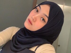 Putri Delina dikecam netizen usai Nathalie Holscher dikabarkan telah resmi menggugat cerai Sule, ia dituding menjadi penyebab Nathalie minggat dari rumah.