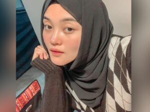 Putri Delina belum lama ini memberikan klarifikasi soal dirinya yang kini dikabarkan tengah down karena sudutan netizen, ia mengaku bodo amat.