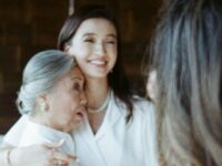 Raline Shah baru-baru ini pamer kedekatan dengan nenek di postingan Instagram. Keduanya berfoto bersama saat sedang berada di Bali.