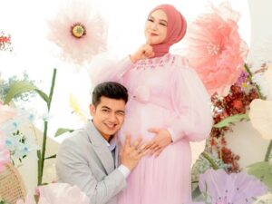 Ria Ricis mendapat perhatian yang lebih intens dari sang suami menjelang kelahiran anak pertamanya, Kamis (21/7/2022).