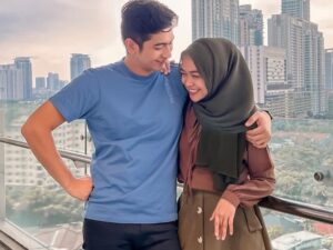 Ria Ricis belum lama ini hebohkan warganet dengan vlog di kanal yotubenya yang memakai baju dinas malam alias baju haram di depan suami saat vlog.
