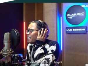 Komedian Sule belum lama ini hebohkan warganet dengan dirinya yang mengocover lagu berjudul 'Tiara' setelah resmi digugat cerai Nathalie Holscher.