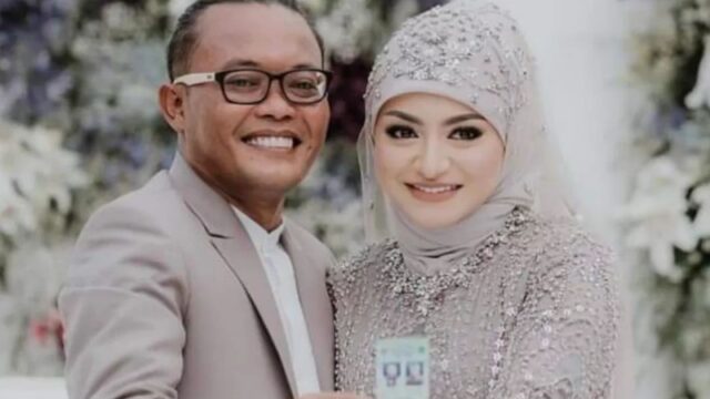 Komedian Sule sepertinya sudah mantap bercerai dengan Nathalie Holscher meskipun usia oernikahannya masih terbilang seusia jagung.