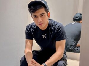 Teuku Ryan akhir-akhir ini keraap jadi perbincangan publik usai beberapa kali kedapatan beradegan mesra dengan lawan mainnya di sebuah sinetron.