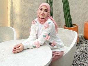 Vebby Palwinta mengunggah fotonya dengan pakaian gaya pakaian kekinian ala cewek kue. Hal tersebut membuatnya nostalgia masa remaja.