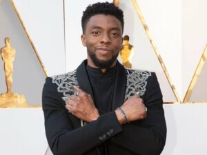 Dalam teaser Black Panther: Wakanda Forever, karakter Boseman T'Challa muncul saat Angela Basset menyampaikan pidato emosional.