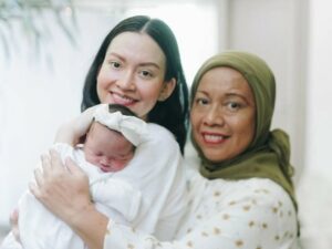 Karina Nadila memperlihatkan kekompakannya dengan ibu dan putrinya melalui sebuah unggahan. Ketiganya ternyata sama-sama anak pertama.