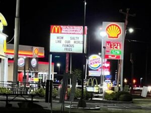 Persaingan bisnis lokal pecah, ketika McDonald's menantang tetangganya Dairy Queen. Mereka saling adu plang nama untuk menggaet pembeli.