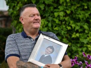 Mark King kehilangan putranya karena serangan jantung pada tahun 2011 lalu di sekolah. Sejak itu ia secara pribadi mengirimkan 6.000 defibrillator ke sekolah-sekolah di Merseyside.