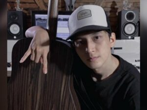 Dimas Senopati, pria ganteng bersuara tinggi yang baru-baru ini menyita perhatian netizen karena berbagai cover lagu rock yang dibawakannya.