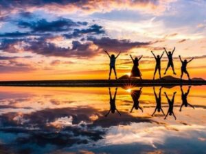 Pantai Chichibugahama adalah destinasi wisata di Jepang yang ramai pengunjung karena keindahan panoramanya yang cocok untuk berswafoto.
