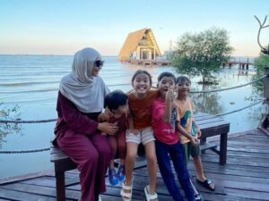 Zaskia Adya Mecca sangat aktif membagikan momen kebersamaan dengan keluarganya. Keluarga bahagia ini sering mengundang decak kagum.