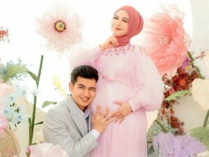 Ria Ricis telah melahirkan anak pertamanya pagi ini. Menjelang lahiran sang suami, Teuku Ryan senantiasa menemani dan menghibur Ricis.