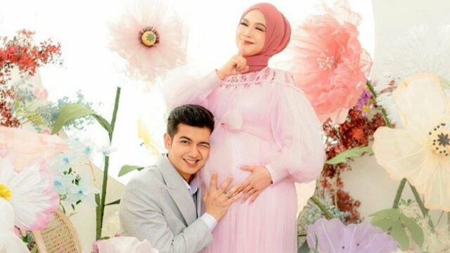 Ria Ricis telah melahirkan anak pertamanya pagi ini. Menjelang lahiran sang suami, Teuku Ryan senantiasa menemani dan menghibur Ricis.