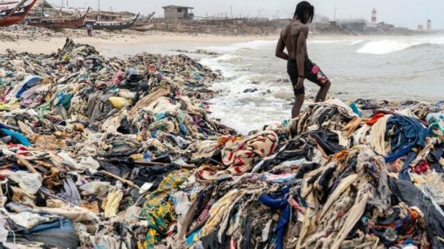 Gunung sampah yang terdiri dari limbah pakaian bekas ditemukan di tepi pantai Afrika. Hal itu disebut berasal dari impor luar negeri.