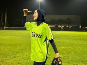 Di sela kesibukan mengurus lima anaknya, Zaskia Adya Mecca mengisi waktu dengan bermain kasti. Katanya itu perlu untuk menambah semangat.
