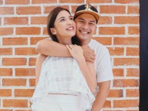 Chelsea Olivia dan suaminya Glenn Alinskie merayakan ulang tahun ke-15 hubungannya yang dimulai dari pacaran hingga menikah.