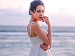 Wika Salim yang dikenal seksi tengah berpose di tepi pantai saat cuaca sedang terik sehingga menambah keseksian dirinya di mata para penggemarnya.