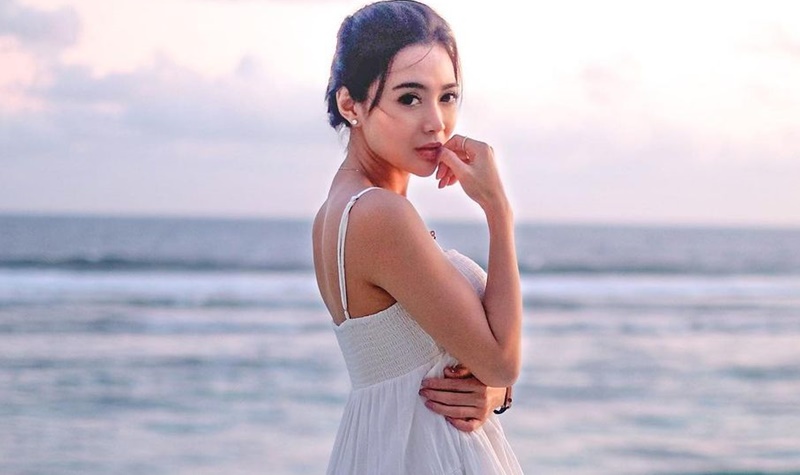 Wika Salim yang dikenal seksi tengah berpose di tepi pantai saat cuaca sedang terik sehingga menambah keseksian dirinya di mata para penggemarnya.