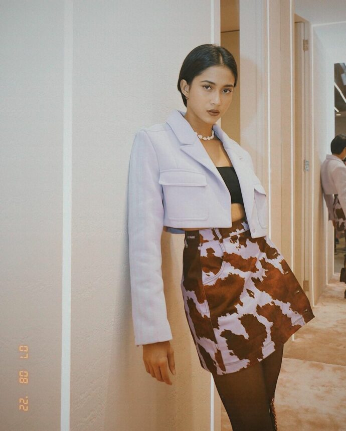 Sering bergaya tomboi, kali ini artis cantik Aghniny Haque mencoba style cewek kue yang sedang tren. Banyak penggemar yang salah fokus.