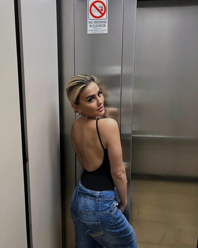Agnez Mo tampil seksi dan menggoda saat kenakan gaun terbuka hitam buat banyak netizen merasa gerah ketika melihatnya.