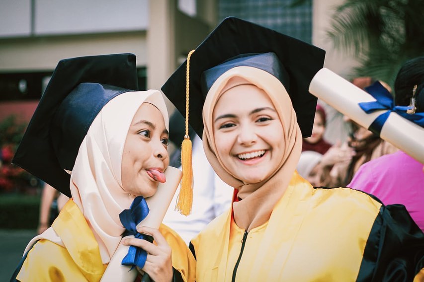 Tampil begitu berbeda dari biasanya, Amanda Rawles terlihat semakin cantik saat berhijab hingga banjir pujian dari netizen.