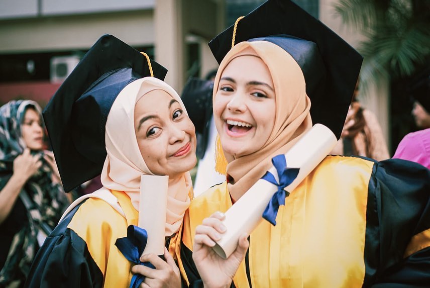 Tampil begitu berbeda dari biasanya, Amanda Rawles terlihat semakin cantik saat berhijab hingga banjir pujian dari netizen.