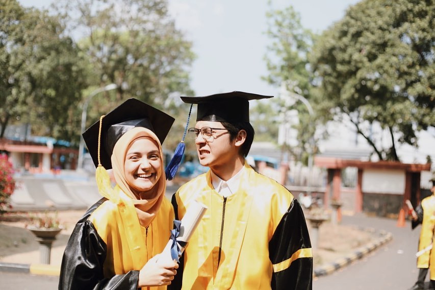 Tampil begitu berbeda dari biasanya, Amanda Rawles terlihat semakin cantik saat berhijab hingga banjir pujian dari netizen.