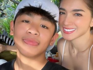 Angel Karamoy kenakan tanktop putih terbuka saat berfoto bareng anaknya, netizen merasajika emaknya lebih menarik untuk dilihat.