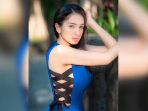 Angel Karamoy buat pandangan mata netizen segar karena disuguhi pemandangan indah dan bodi aduhai miliknya.