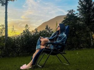 Anya Geraldine ikuti tren penampilan cewek bumi, dengan sajikan pemandangan alam buat banyak netizen merasa adem menatapnya.