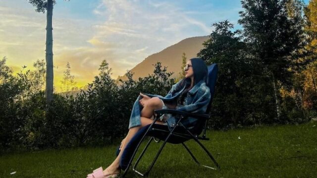 Anya Geraldine ikuti tren penampilan cewek bumi, dengan sajikan pemandangan alam buat banyak netizen merasa adem menatapnya.