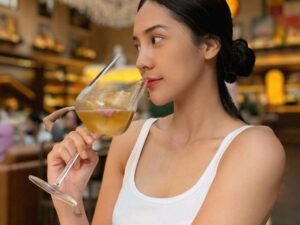 Anya Geraldine pose candid dengan minuman saat kunjungi sebuah kafe dengan mengenakan tanktop, netizen malah salfok dengan tato miliknya.
