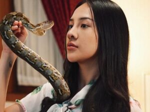 Anya Geraldine beri peringatan keras bagi siapa saja yang berniat untuk merebut kekasihnya. Wanita cantik ini ancam dengan ular.