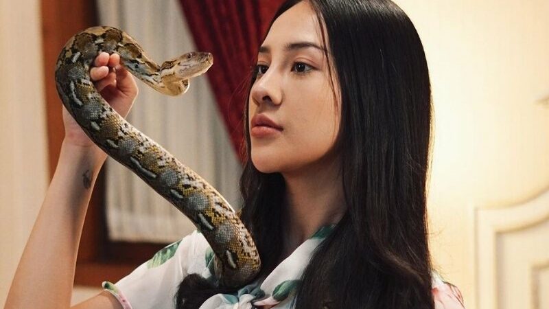 Anya Geraldine beri peringatan keras bagi siapa saja yang berniat untuk merebut kekasihnya. Wanita cantik ini ancam dengan ular.