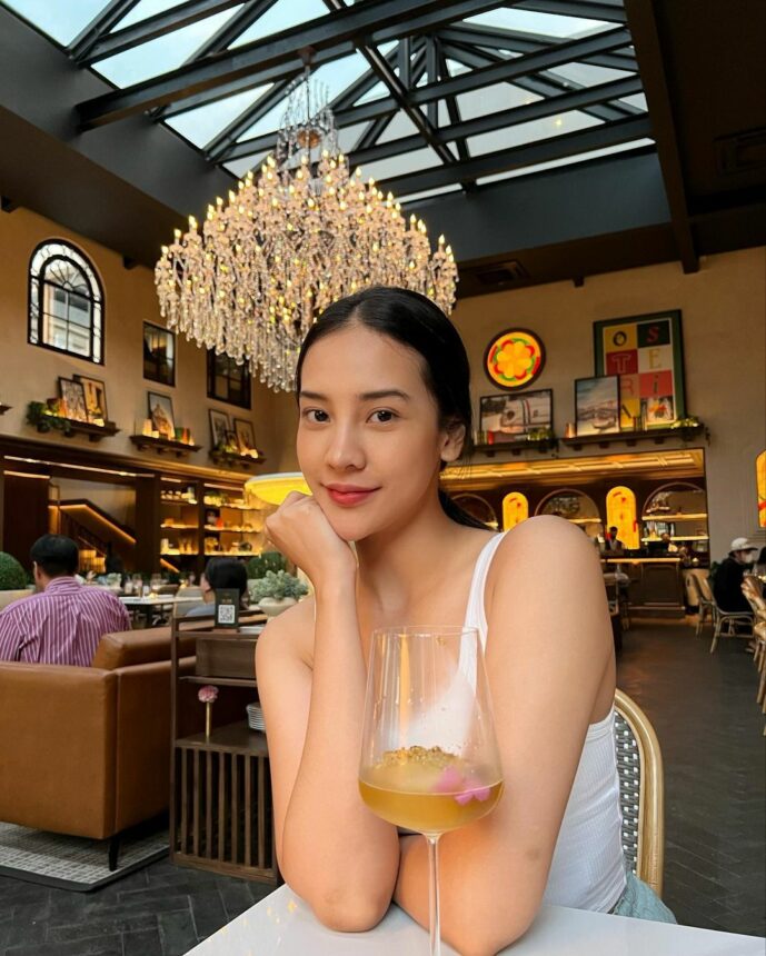 Anya Geraldine pose candid dengan minuman saat kunjungi sebuah kafe dengan mengenakan tanktop, netizen malah salfok dengan tato miliknya.