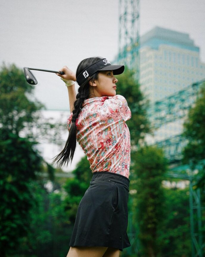 Anya Geraldine baru saja mengunggah potret cantiknya yang sedang bermain golf, ia pun berhasil membuat followersnya teranya-anya, Kamis (14/7/2022).