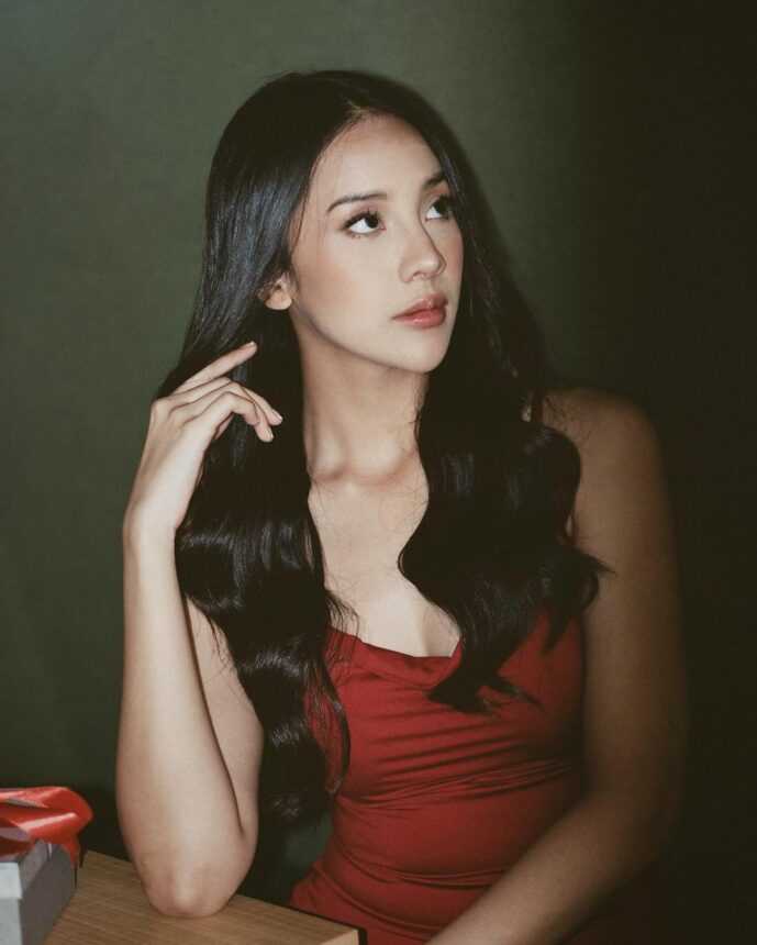 Anya Geraldine belum lama ini hebohkan warganet dengan unggahan di laman instagram pribadinya yang mengenakan dress ketat berwarna merah merona.