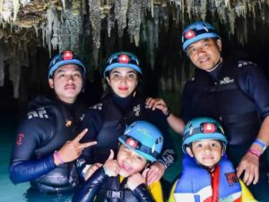 Sebelum mengikuti lomba nyanyi, Ashanty bawa serta keluarga kecilnya untuk liburan dengan berenang di dalam goa yang terlihat begitu cantik.