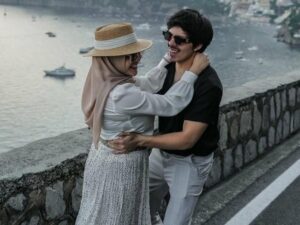Atta Halilintar dan Aurel Hermansyah unggah berbagai foto romantis nikmati bulan madu ke Amalfi, Italia. Simak berbagai potretnya.