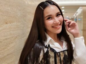 Saking manisnya, senyuman milik Ayu Ting Ting sangat sulit untuk dilupakan hingga buat banyak netizen merasa gagal move on.