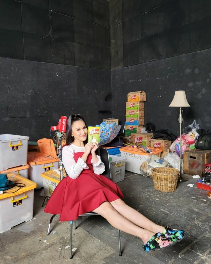 Ayu Ting Ting dipuji netizen kecantikannya sangat mirip dengan artis luar negeri, yakni Bella Porch saat promosikan jajanan.