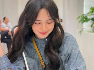 Penampila dari Beby Tsabina dipuji netizen ketika pamer outfit dan bentuk rambut curly bergelombang membuatnya terlihat cute.