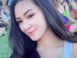 Beiby Michiko Go ucapkan selamat bagi Hotman Paris atas club barunya. Netizen malah penasaran berapa gaji yang didapat karena sering liburan.