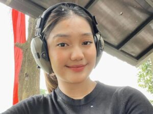 Chika Chandrika diduga disindir oleh Denny Cagur saat unggah video menembak. Kaliat ambigu Denny ingatkan hubungannya dengan Thariq.