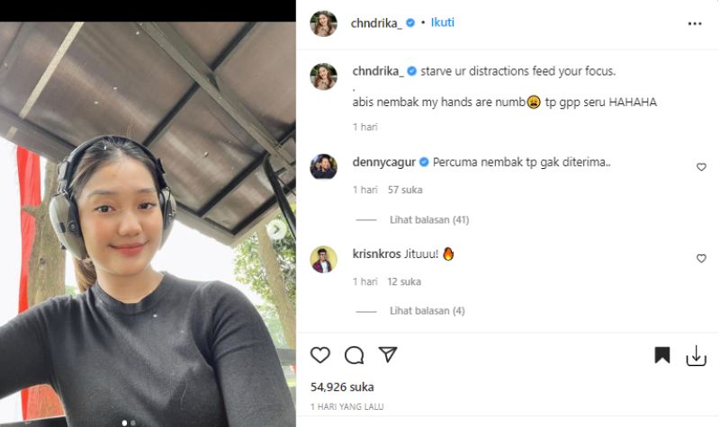 Chika Chandrika diduga disindir oleh Denny Cagur saat unggah video menembak. Kaliat ambigu Denny ingatkan hubungannya dengan Thariq.