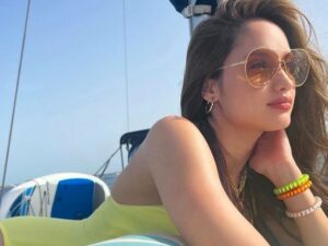 Cinta Laura dipuji mau diapakan saja tetap terlihat cantik saat mengenakan bikini berwarna kuning dengan pemandangan di atas kapal.
