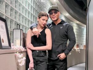 Netizen merasa jika semenjak menikah dengan sang istri, Deddy Corbuzier jadi lebih sering pamerkan senyuman manis.